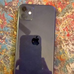 Iphone 11, dark gray. Got from insurance but i havnt used it. Line new